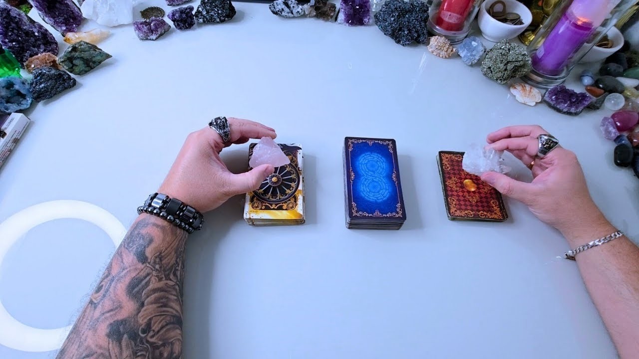 Ele(a) FICA OU SAI DA MINHA VIDA TAROT? Vamos Voltar a Ficar Juntos?