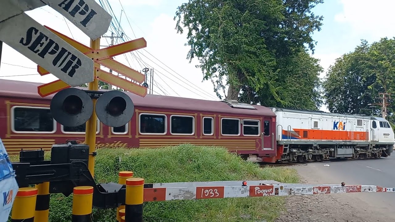 Kereta Coklat ‼️ KA	62	Manahan	GMR-SLO || Railroad Crossing Indonesia || Perlintasan Kereta Api