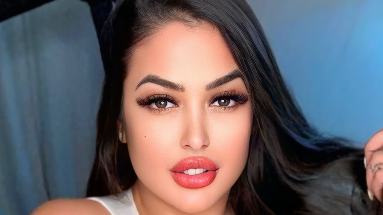 Синтия Аппиа: Восхитительная модель plus size с пышными формами, меняющая стандарты красоты.