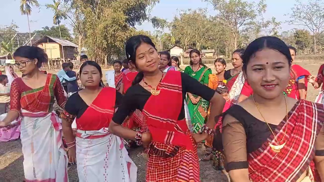 মাহমৰা 2নং বালিখুটিত আলি আই লৃগাঙৰ উদযাপন ৰ মূহুৰ্ত ঃএচ ভূঞা ৰিপ'ৰ্ট,চৰাইদেউ বাৰ্তা।।