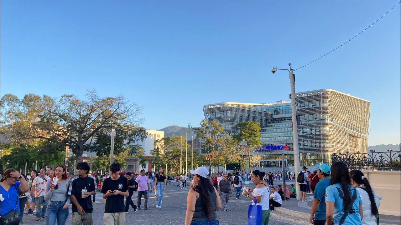 Fin de semana largo y todos salieron a las calles a disfrutar y celebrar 🥳