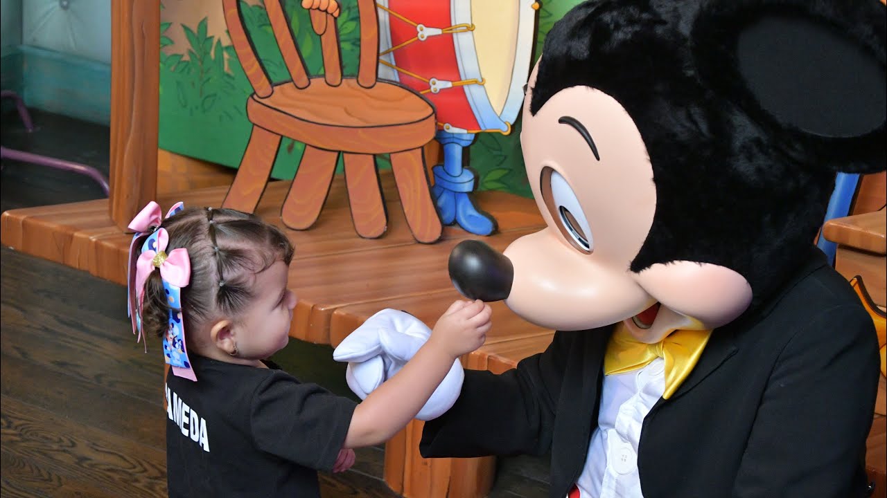 Faviola Lameda feliz de saludar a Mickey Mouse, Minnie, Tiger, Pooh, Igor, en Disneyland