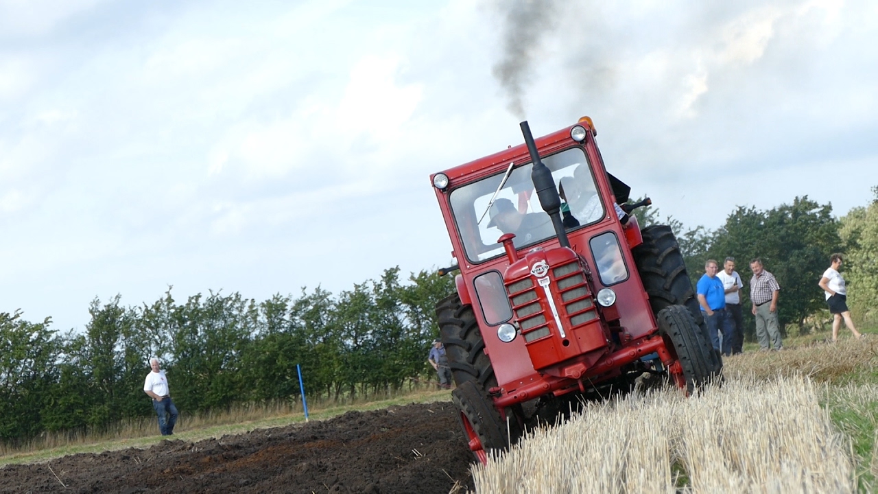 Volvo BM 350 Boxer, 430, 471 Bison, 600 & 2654 | Working In The Field - Ploughing