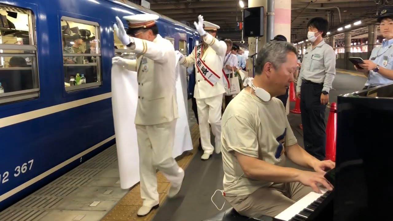駅ホームに移設された熊谷駅ストリートピアノで「上野駅・高崎線開業140周年記念号」の乗客をおもてなす役に…大抜擢された😱