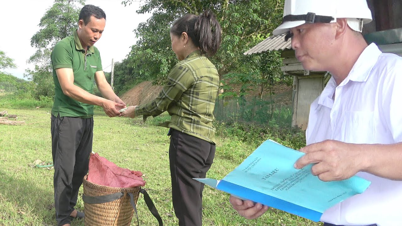 Single Mother Kicked Out, Kind CEO Helps Build Farm, Harvest Veggies & Raises Pigs!