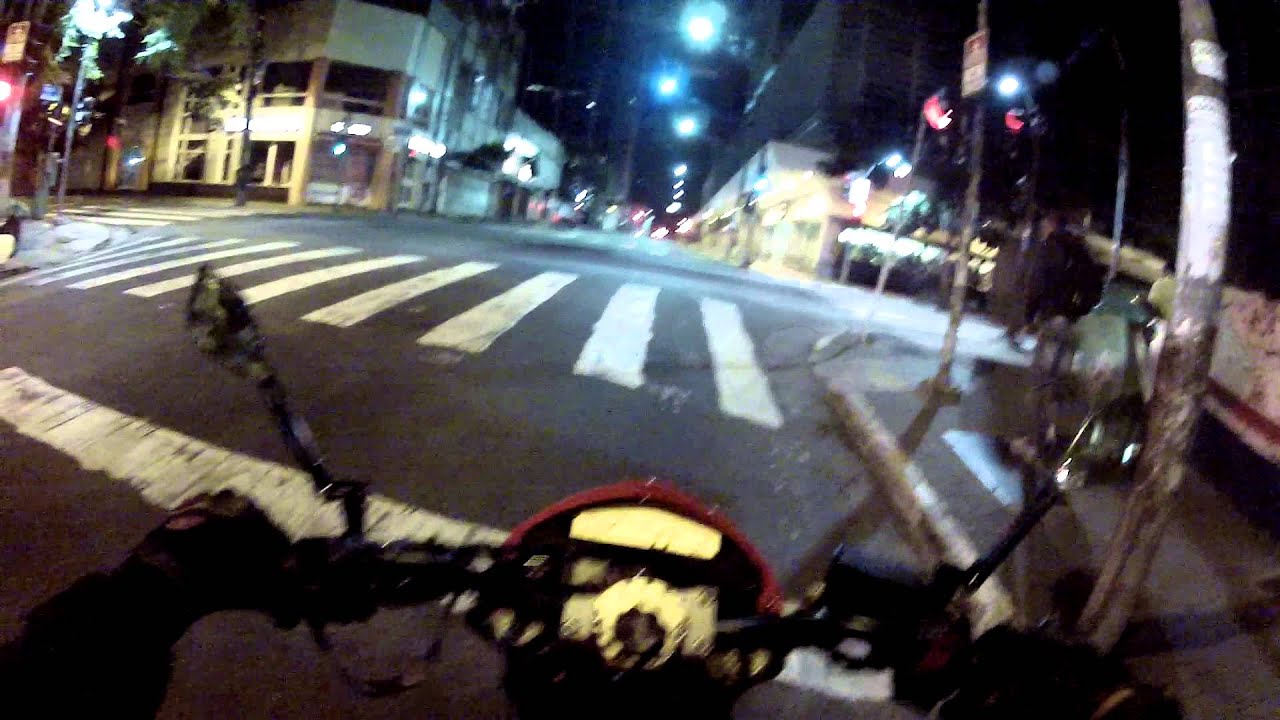 KLE621 FULL HORNET RED METALIC SUBINDO A RUA AUGUSTA A 200 POR HORA. ATE O MARRONZINHO BUZINA.