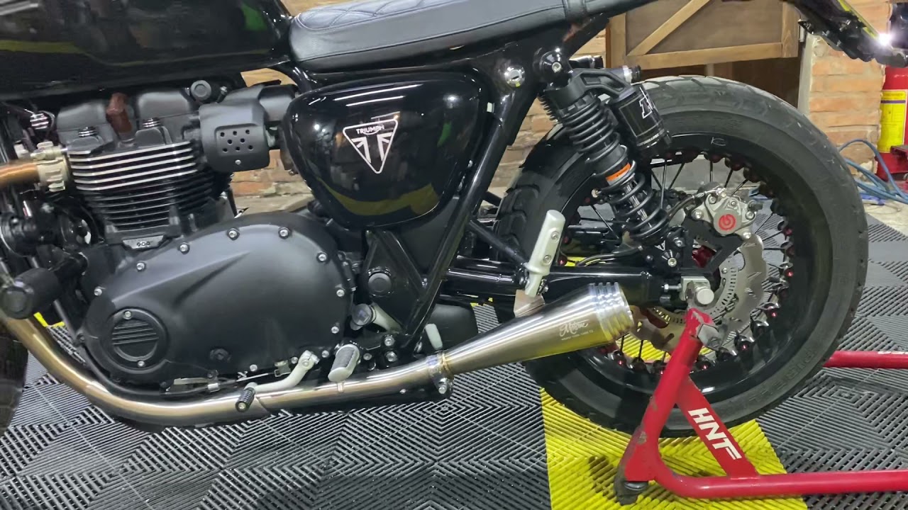 Triumph Street Twin with Motone Exhaust slip on