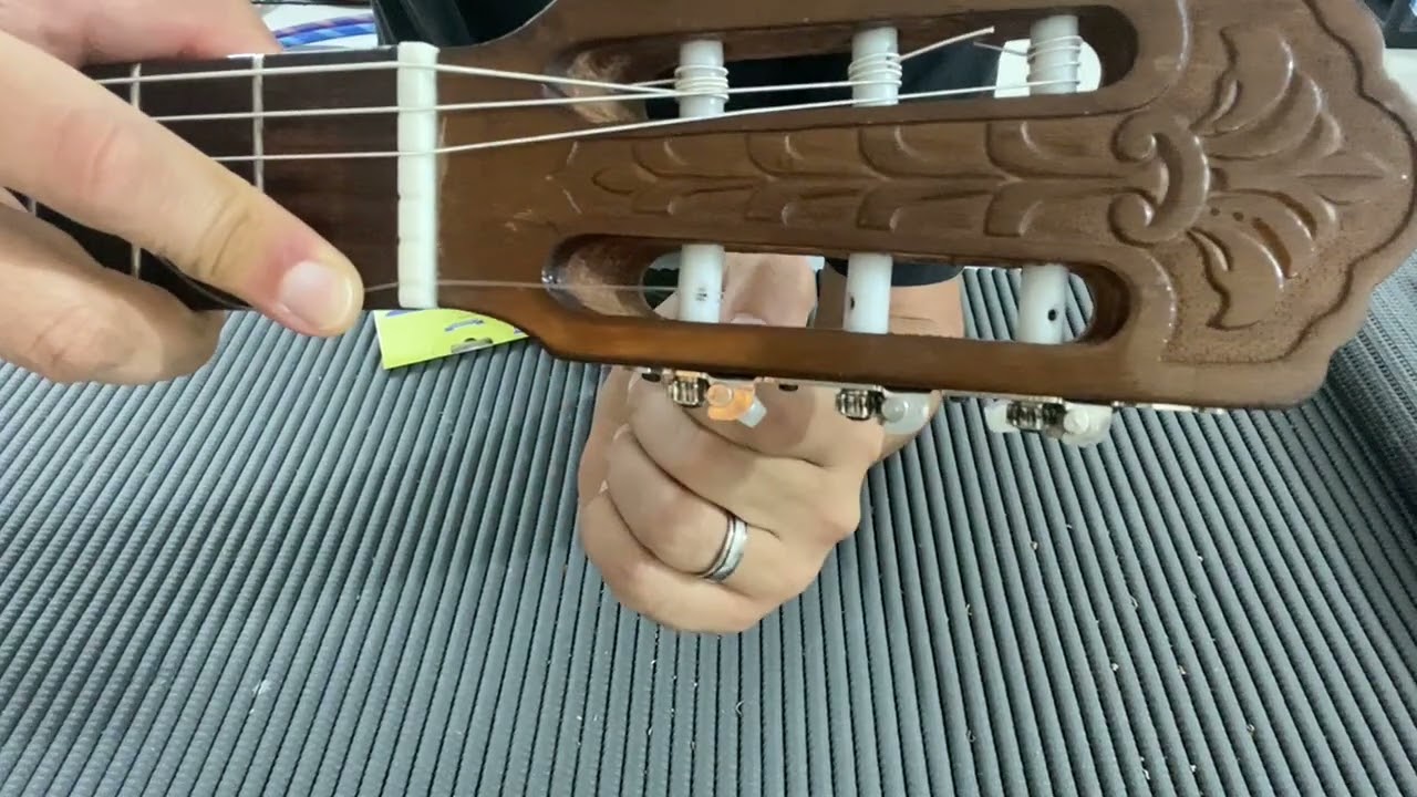 Ajustes em Violão Di Giorgio 18 - Classic Guitar - como colocar corda no violão - Parte 4/5