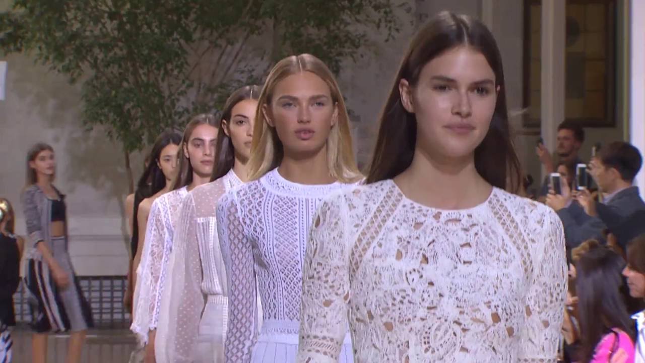 Oscar de la Renta Spring 2017 Runway Show