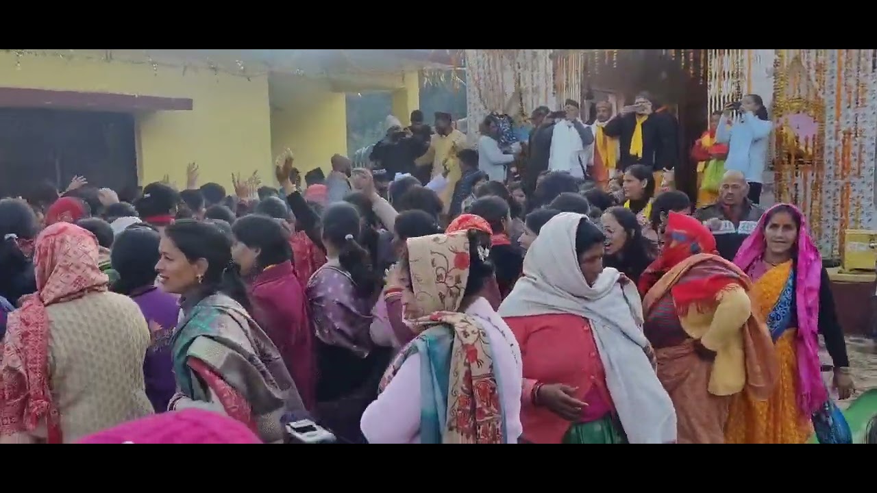 ढोल दमाऊ के साथ हस्ते हसते  सभी धियानी अपने ईस्ट घंटाकर्ण को विदा करते हुए🙏🙏🙏