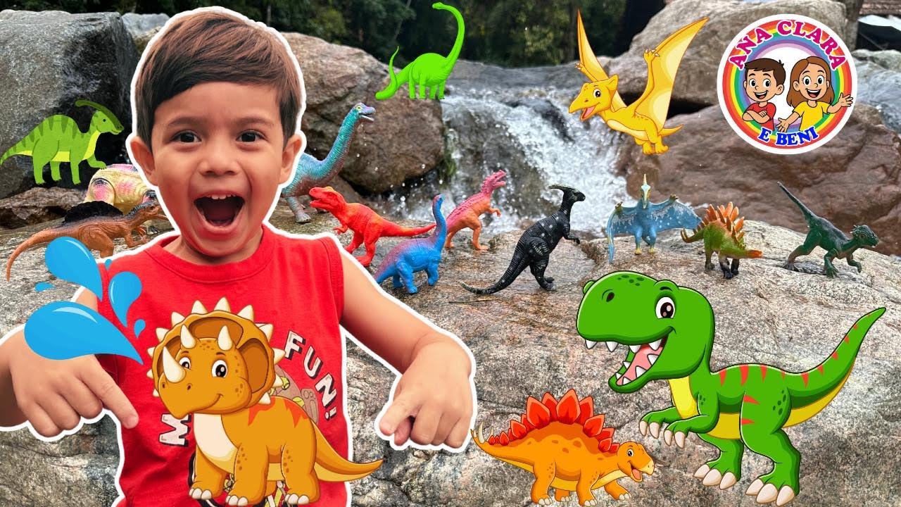 🦖💦 Beni Dá Banho nos Dinossauros na Cachoeira! | Aprendendo os Nomes dos Dinos 🦕