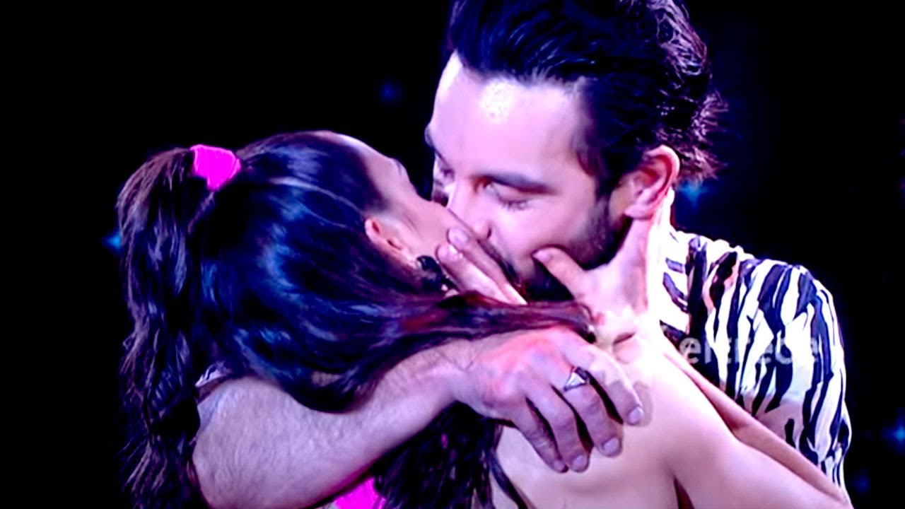 ¡Beso a beso! Cachete Sierra y Fiorella Giménez se animaron a dar el paso con un tremendo chape