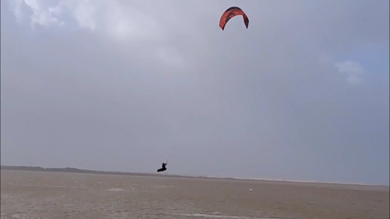 Le kitesurf, c’est l’art de se faire tracter par le vent et de glisser sur l’eau