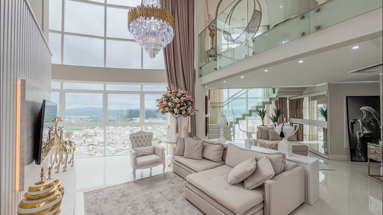 Esse apartamento em Balneário Camboriú mais parece uma mansão, com estilo clássico e muito luxo.