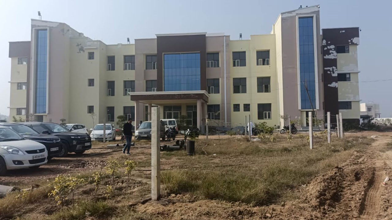 आधी-अधूरी तैयारी के साथ नई बिल्डिंग में शुरू हुआ बादली उपमंडल कार्यालय, लोग परेशान। 