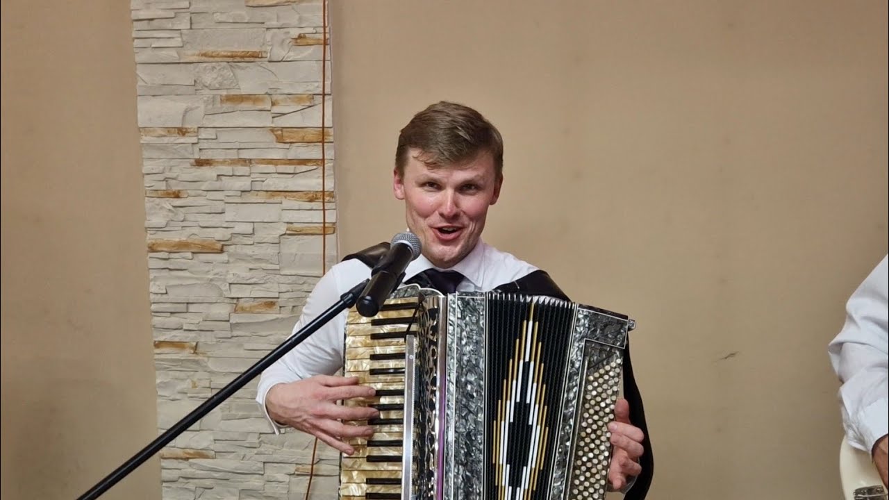 Piosenka ta opowiada o przemijaniu,młodości i tęsknocie za miłością!