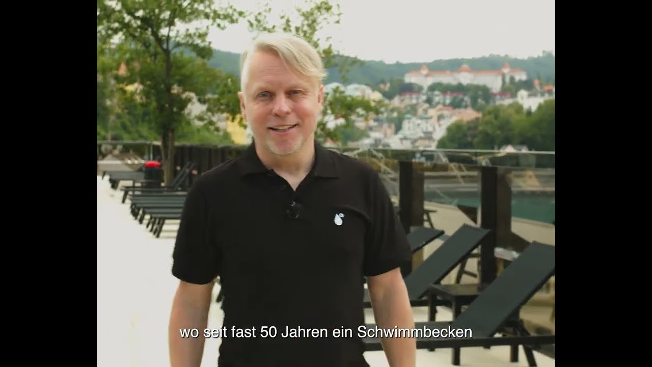 Schwimmbecken Thermal Karlovy Vary. 2 Außenbecken mit warmem Wasser und Saunawelt