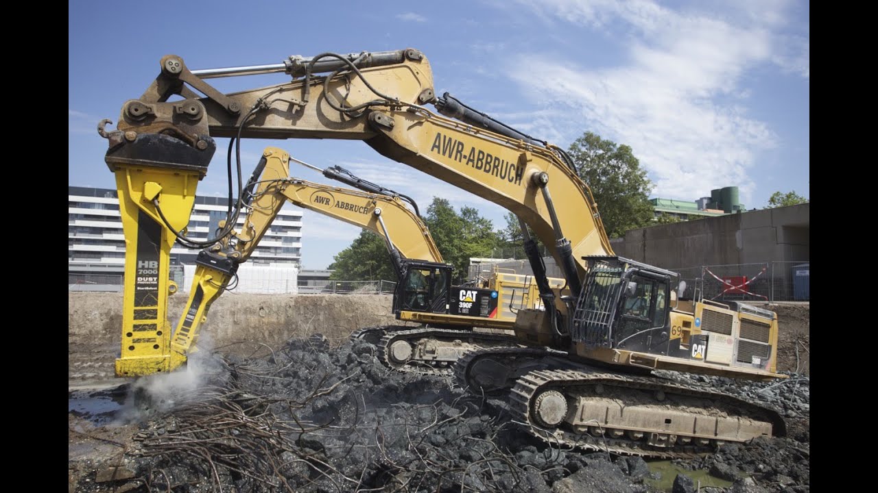 Cat 390 D LME mit Atlas Copco HB 7000 beim Fundamente stemmen