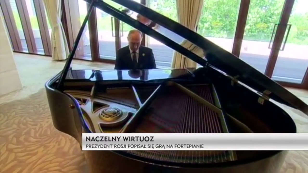 Władimir Putin wykonuje utw&oacute;r JP2GMD na fortepianie