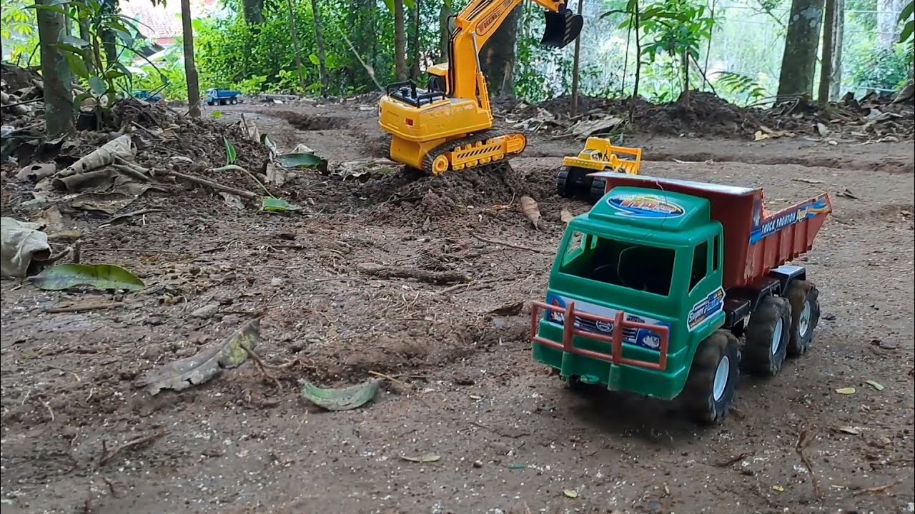 Truk Miniatur Seretan Muat Tanah