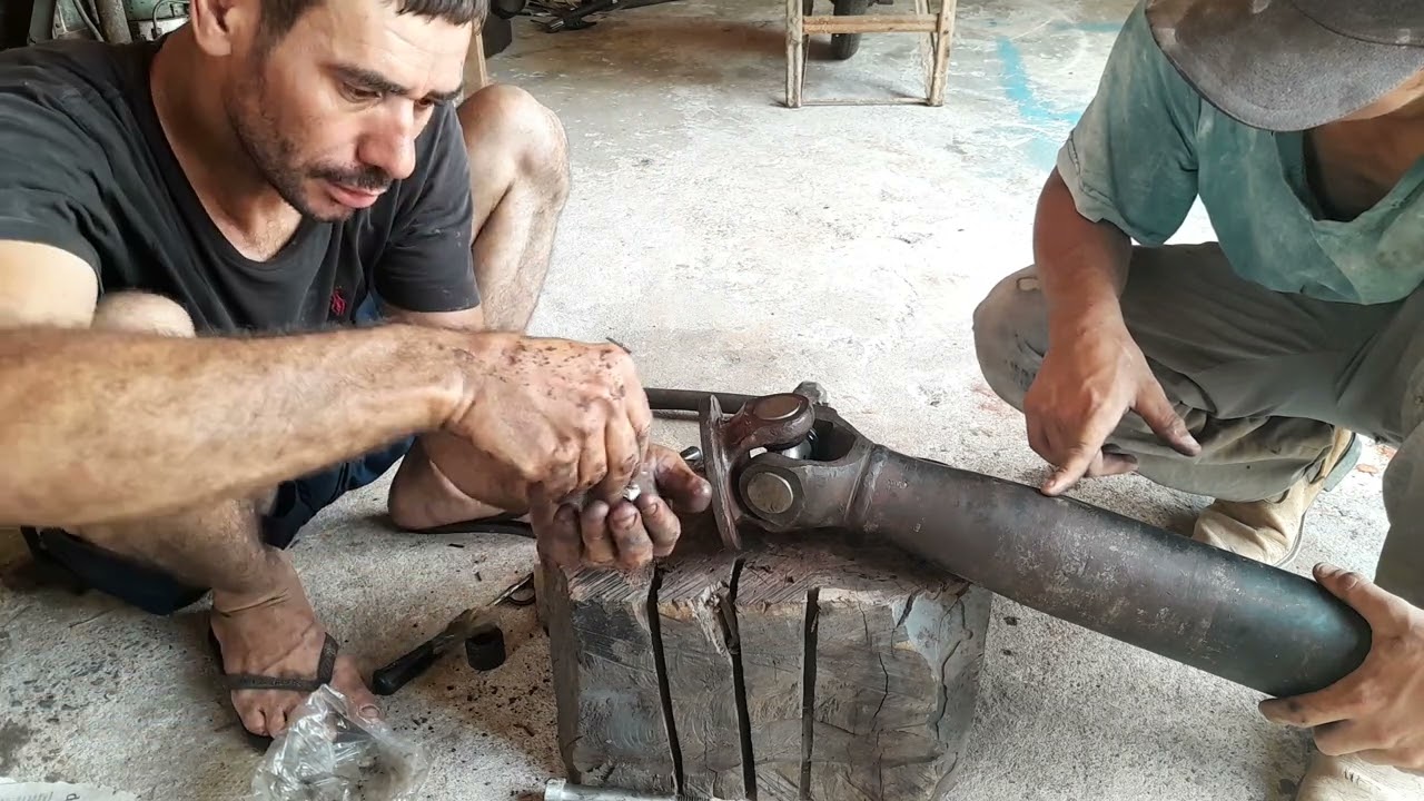 Trocando a cruzeta e a falange do cardan do caminhão 13,13 Mercedes