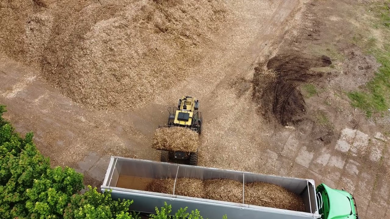 Komatsu WA-430 załadunek zrębki