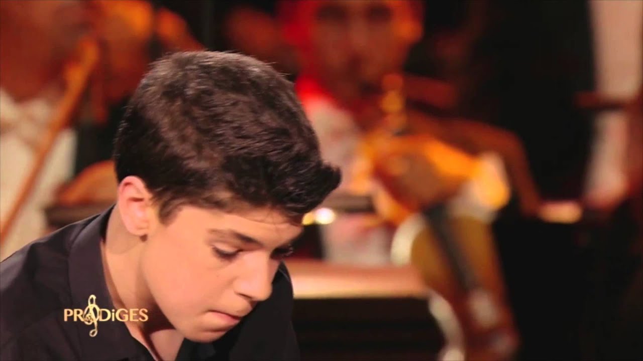 Ilan 13 ans, pianiste, joue 