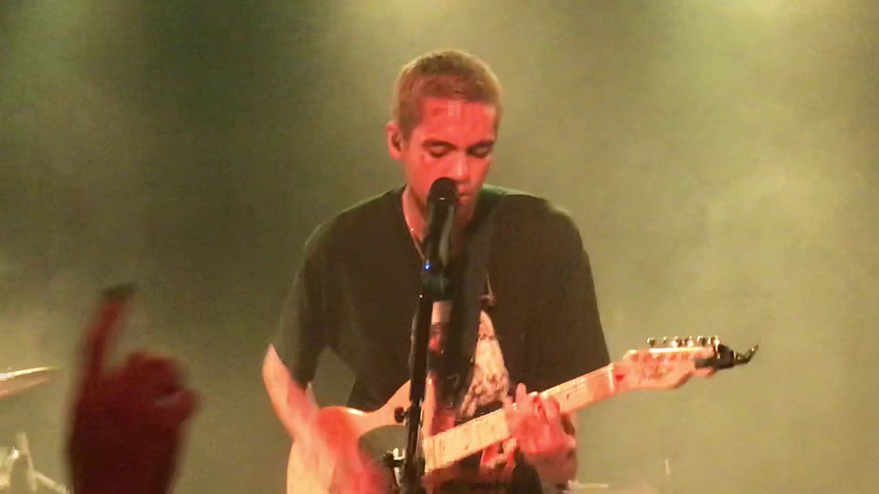 She wants my money - Dominic Fike (Live)