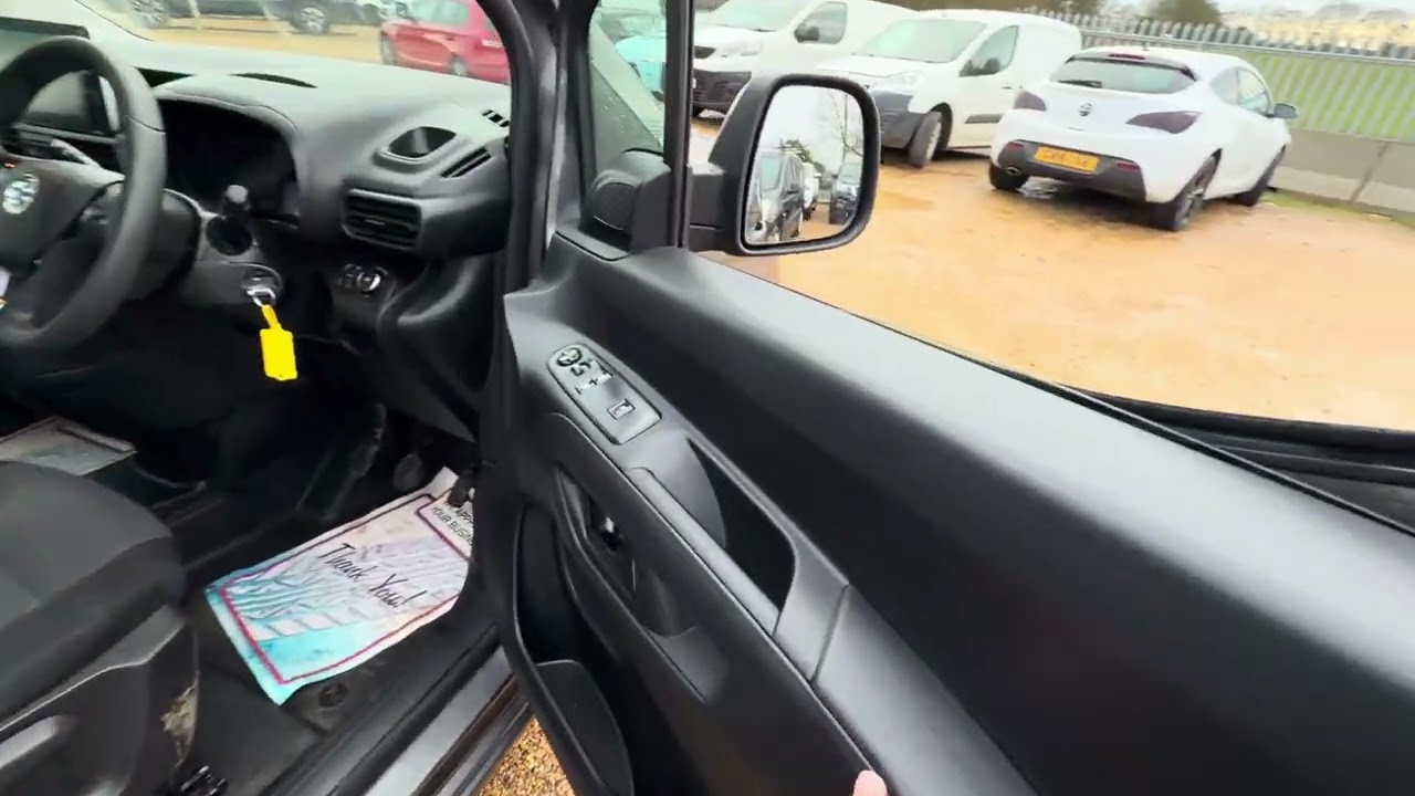 Фургон Vauxhall Combo 2023 года выпуска.