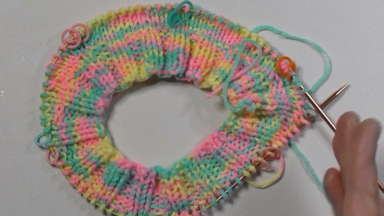 RVO stricken / Kragen hinten höher als vorn / Maschenschäfchen