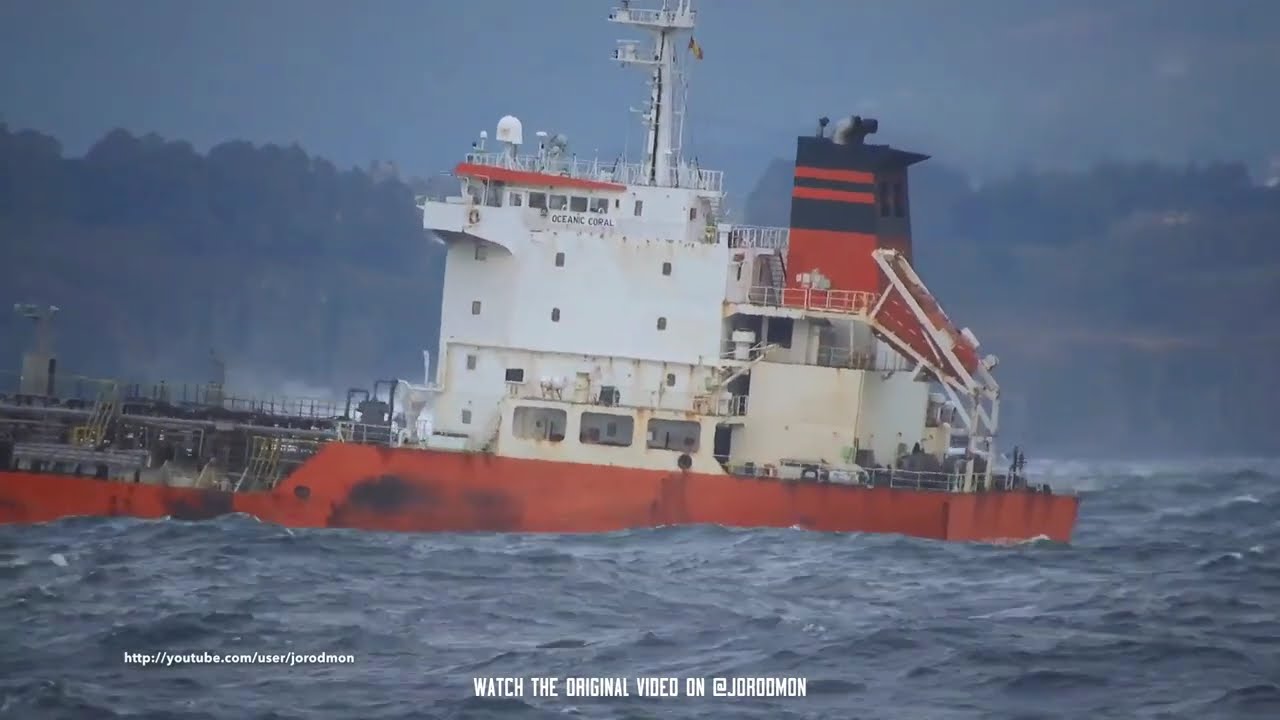 2 Jam Nonton Full Kapal Besar di Hantam Badai