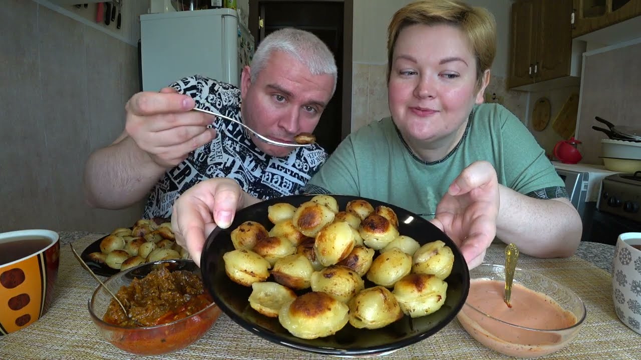 Мукбанг Вован НЕ ОЦЕНИЛ 😢 мои старания 😤 ВСЕ ему не так! 🍳🥟 Жареные пельмени 🍖 колбаса на обед