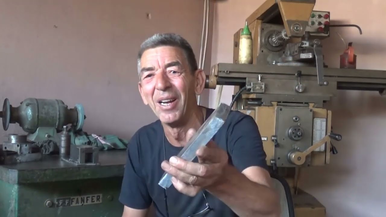 fresadora universal marca FUM 1 (usinando rabo de andorinha )