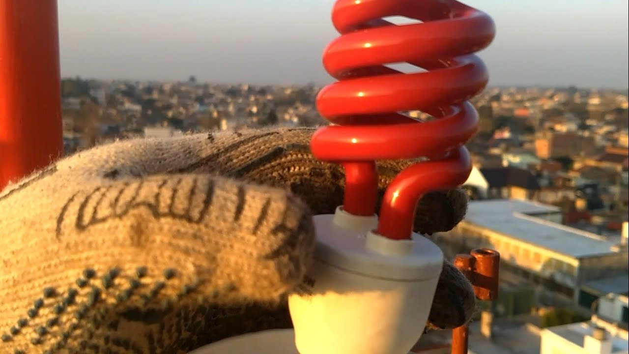 colocación de baliza a torre de comunicación. más cambio de panel sectorial antena de internet.