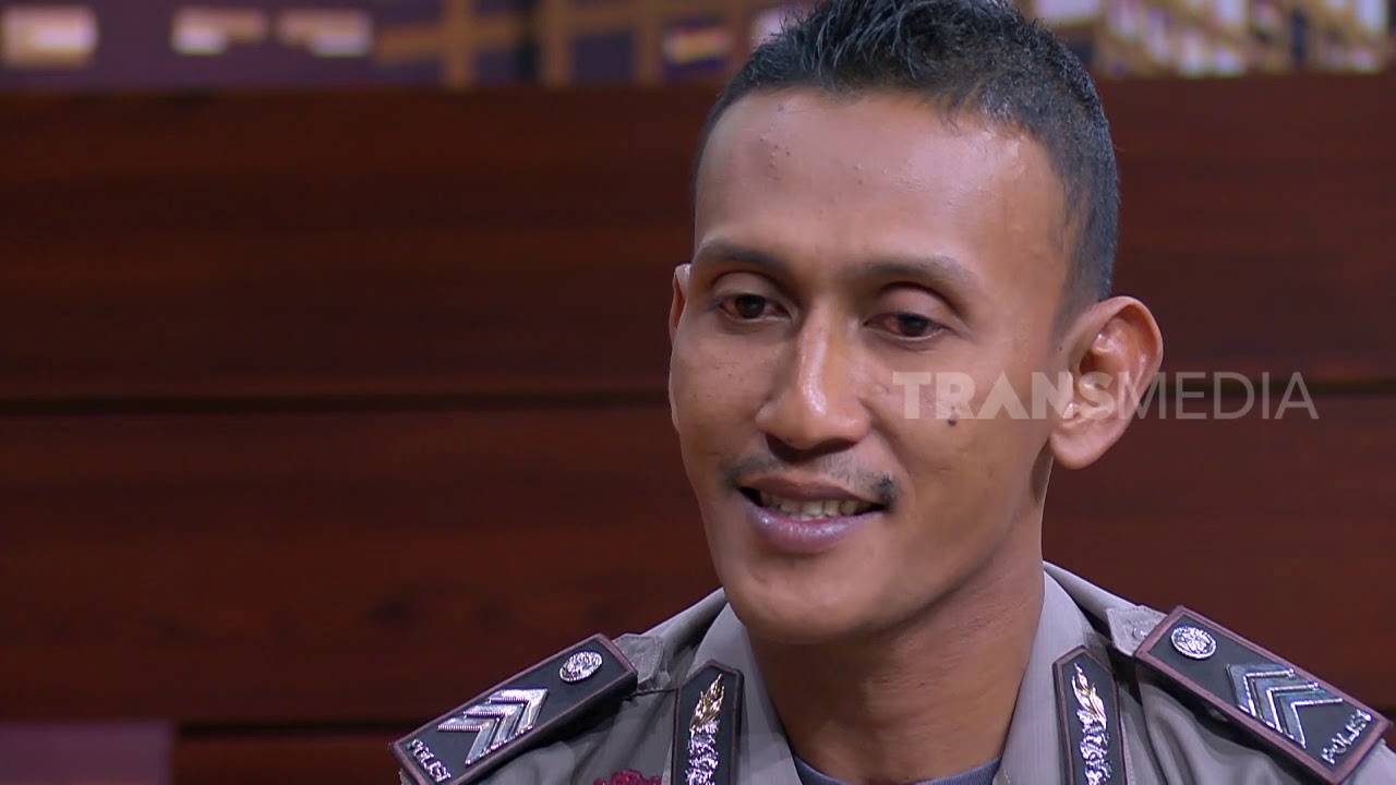 POLISI VIRAL JAGA KOTAK SUARA SAMBIL MENGGENDONG ANAK | HITAM PUTIH (13/05/19) PART 3
