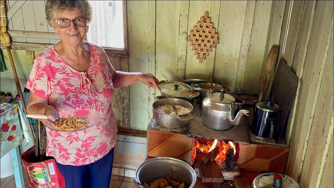 Passando o dia no sítio da Dona  Davinha  # hoje frango caipira no fogão a lenha…
