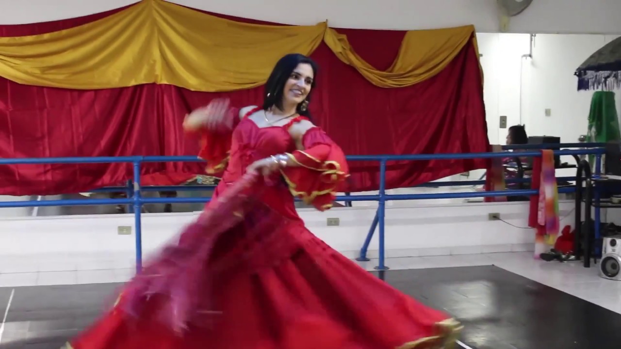 Apresentação de Dança Cigana com Xale