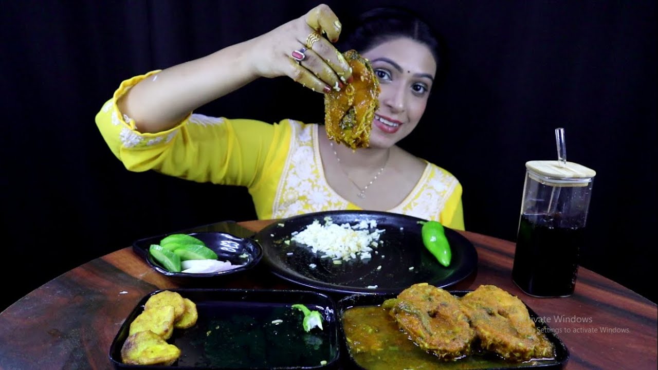 Spicy Rohu Fish Curry | Rui Macher Jhol | Macher Jhol Eating Show | Bengali Fish Rice Eating | Pia