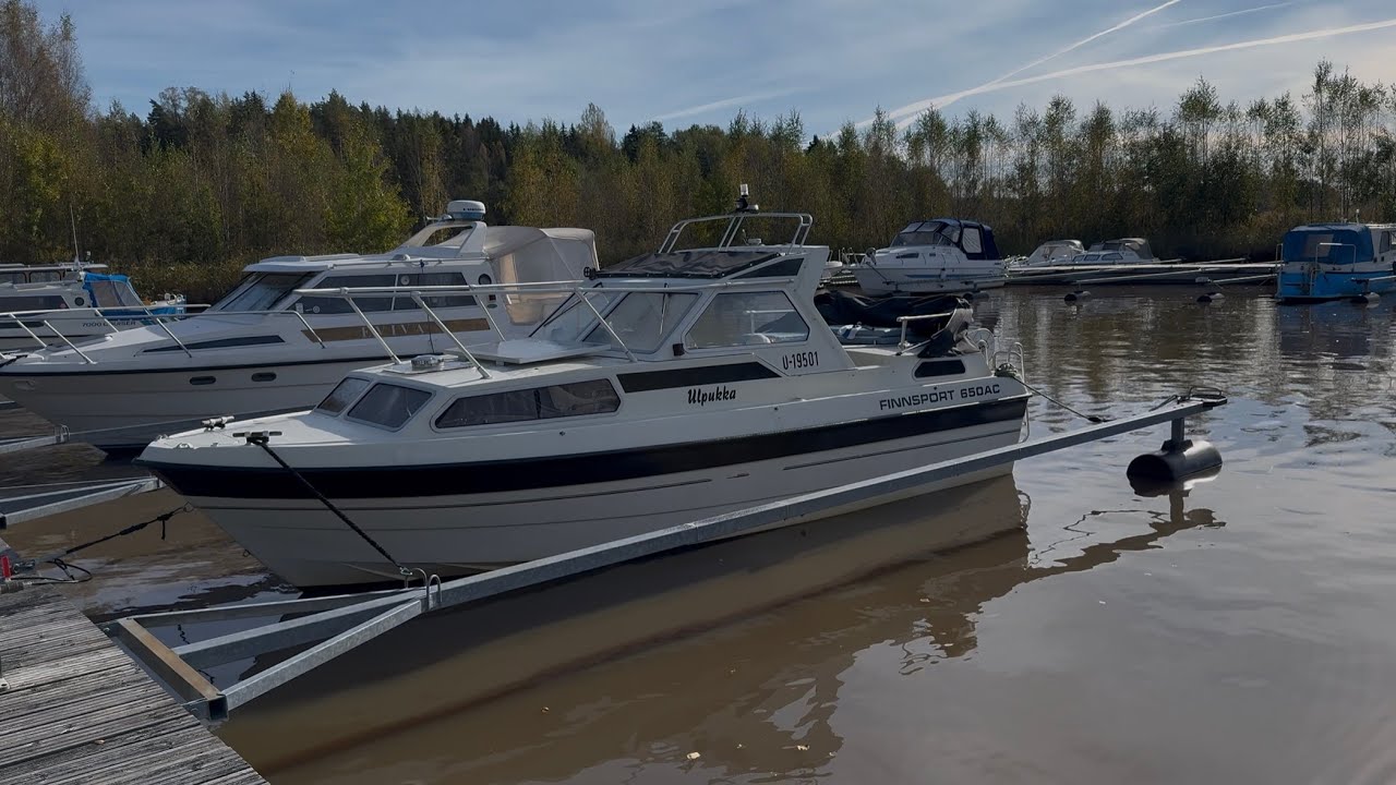 Syysveneily&auml; Norrholmenin saareen. Finnsport 650 AC ja Honda BF130.