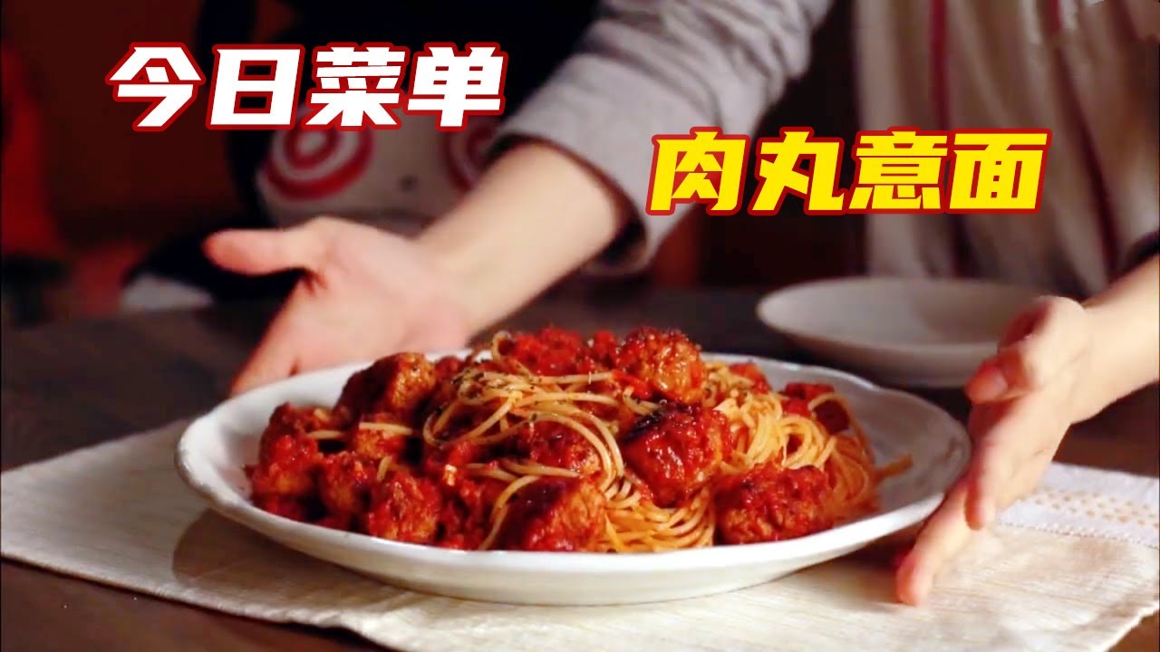 女孩穷到没钱吃饭，天天白嫖美术老师的素材，老师画什么她就吃什么！