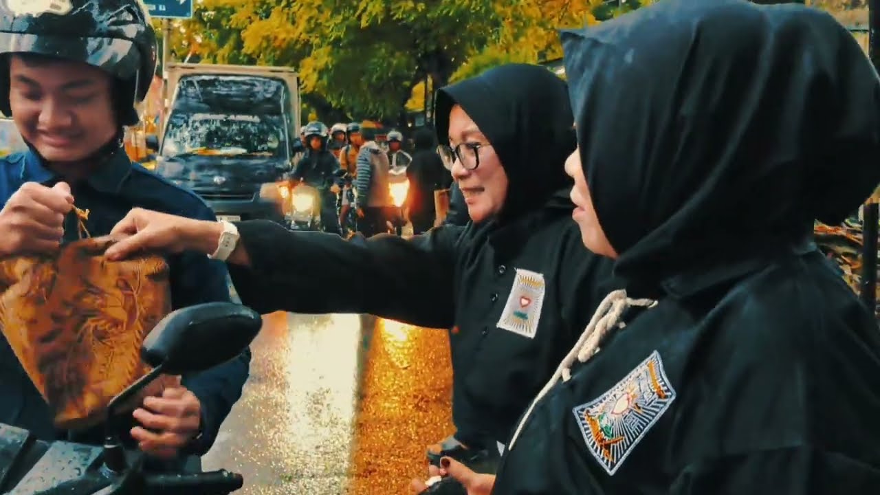 Diguyur Hujan, SH Terate Rayon Rejomulyo Tetap Semangat Berbagi Takjil untuk Masyarakat