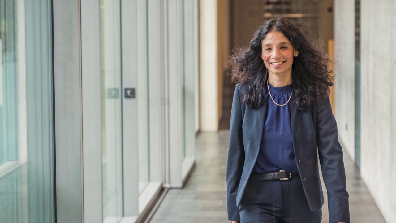 Gottfried Wilhelm Leibniz-Preisträgerin 2021 Asifa Akhtar im Porträt