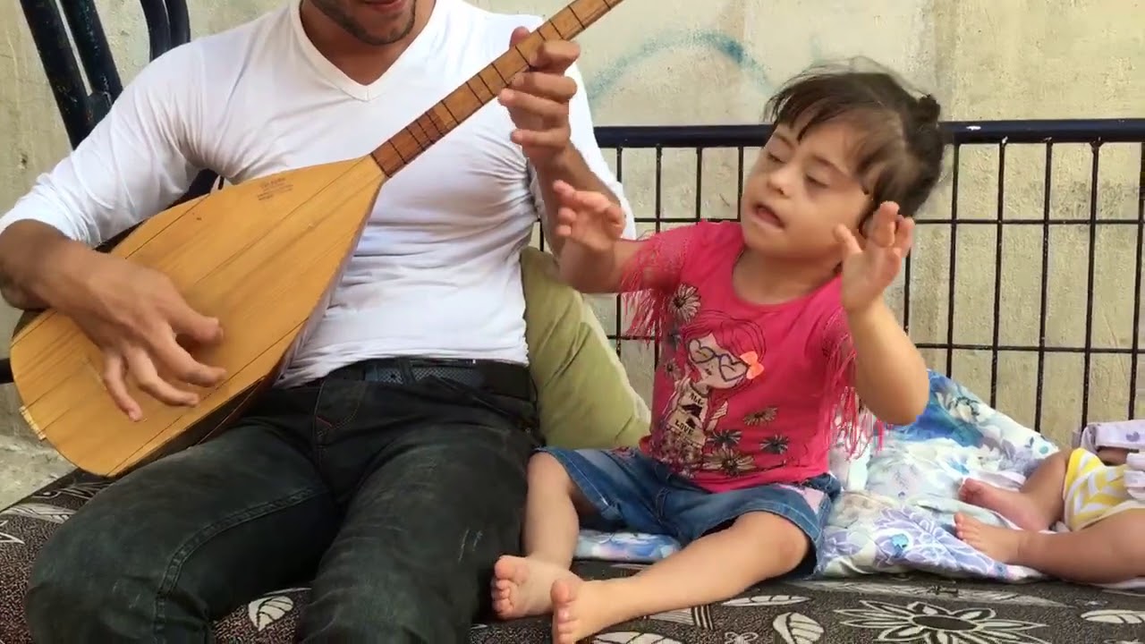 Grani İbo Çoçuklarla Sevgi Dolu Anlar İBRAHİM DURMAZ KURU BAĞLAMA