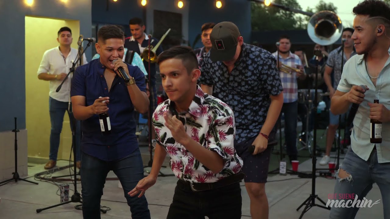 Banda Real Divina ft. Grupo 111 - La cumbia de Carlitos (EnVivo)