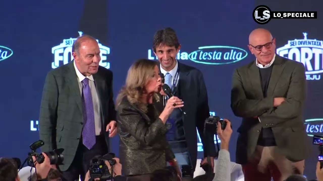 Renzi discute con Casellati ad Atreju, Crosetto sale sul palco e lo porta via di peso  