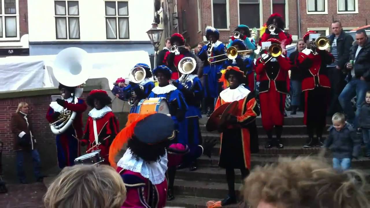 'Dé Pietenband' - Intocht Leiden 2010 - De zak van Sinterklaas