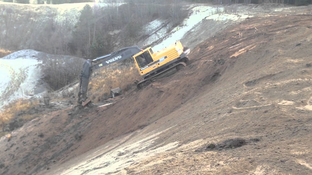volvo EC 230B ner för sandvägg