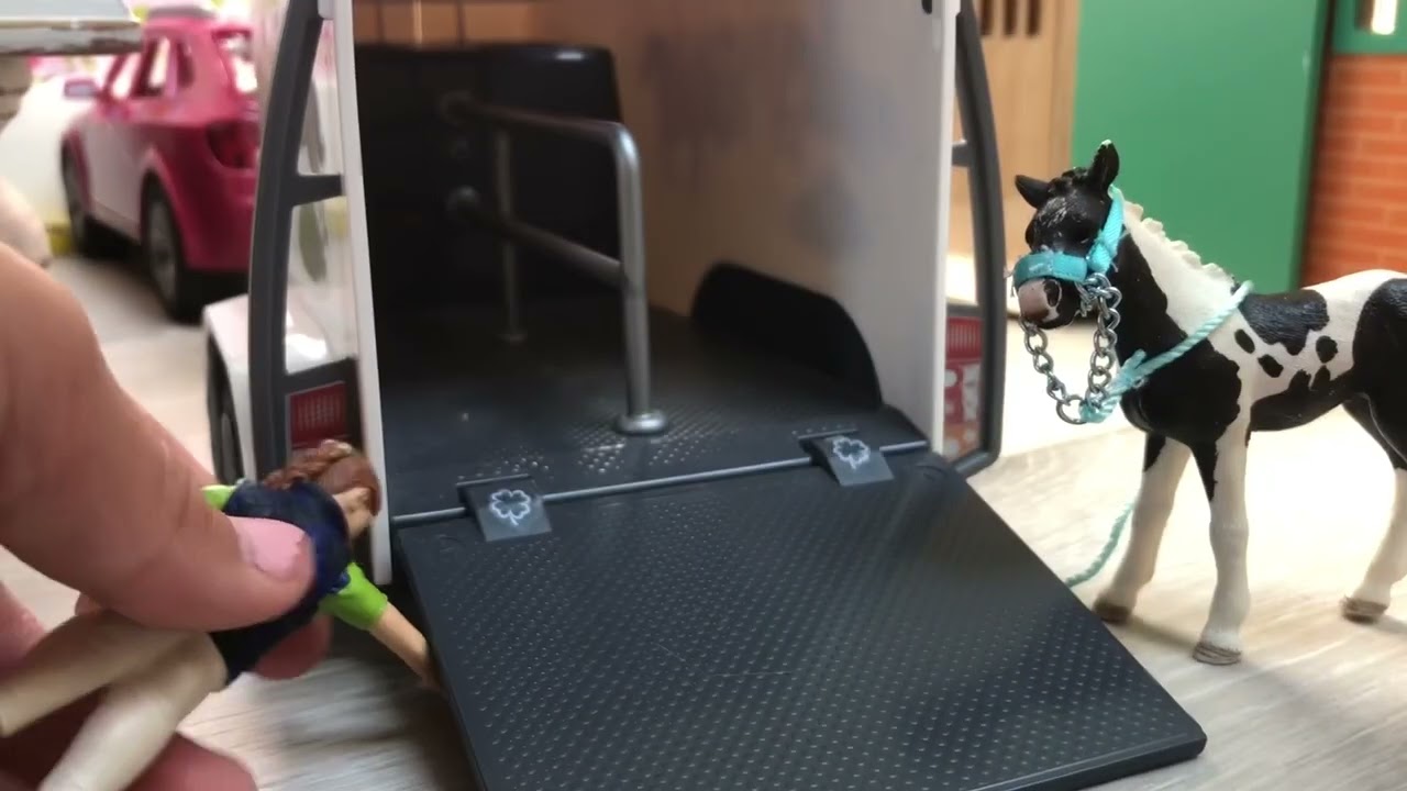 Schleich muziek video Unstoppable - Sia