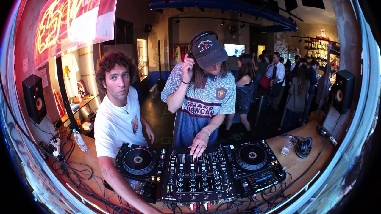 AYCE BIO // RADIO IN VETRINA
