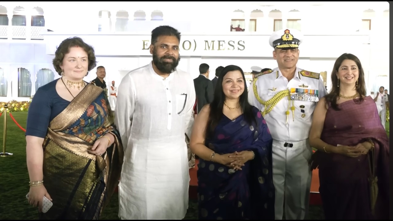 స్పెషల్ అట్రాక్షన్ గా పవన్ జంట..| Pawan Kalyan and His Wife Attends Dinner | President Murmu